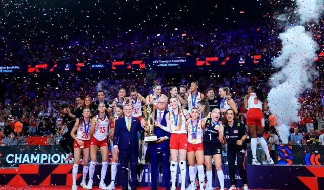 Bakan Bak Avrupa Şampiyonu Filenin Sultanları'nı kutladı