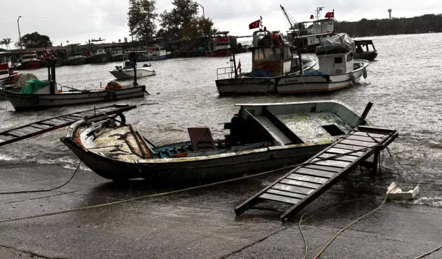 Düzce Akçakoca'da fırtına 14 tekneye zarar verdi