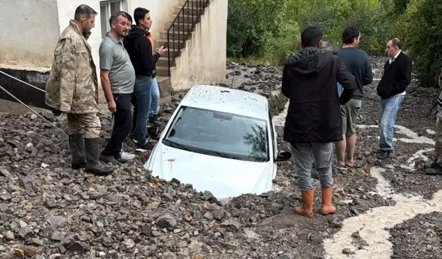Uzundere'de taşkın: Araçlar çamura gömüldü
