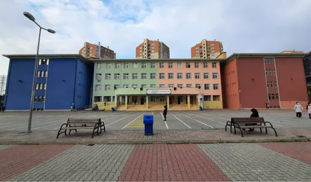 Başakşehir'de okulda bıçaklı kavga: Beş öğrenci yaralandı