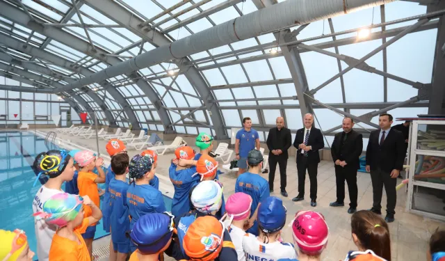 Başkan Taban İnegöl Belediyespor'un yüzme sporcularıyla buluştu
