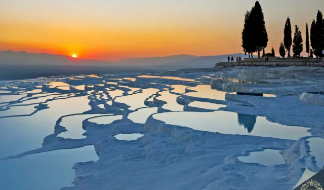 Beyaz travertenlerden antik kente: Pamukkale