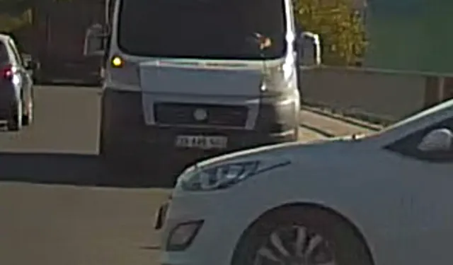 Düzce'de ters yönde ilerleyen minibüs trafiği tehlikeye düşürdü