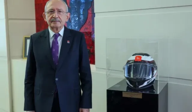 Kılıçdaroğlu, motokurye Murat Can Pekeroğlu'nun kaskını makam odasına koydu