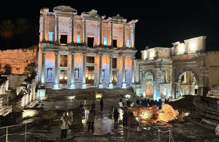 Efes'te gece müzeciliği gençlerle buluşuyor