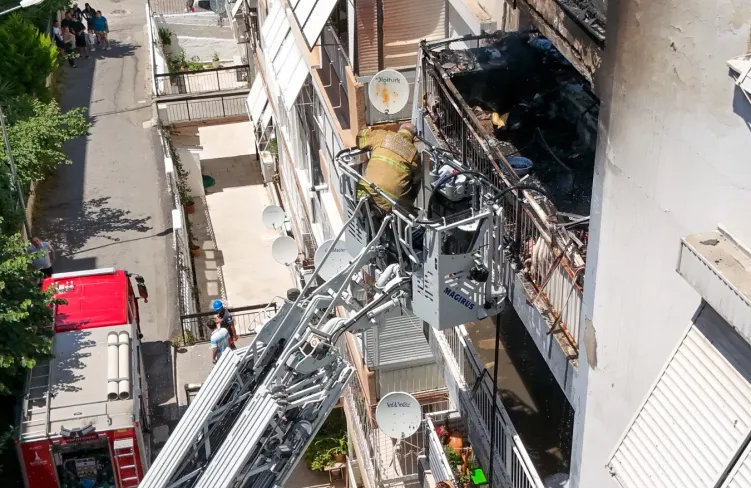İzmir Karabağlar'da Apartman Yangını: 6 Kişi Tahliye Edildi