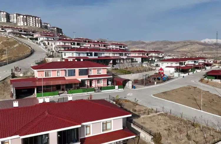 Elazığ'da 371 Ahıska Türkü aileye yeni konut ve kimlik kartı