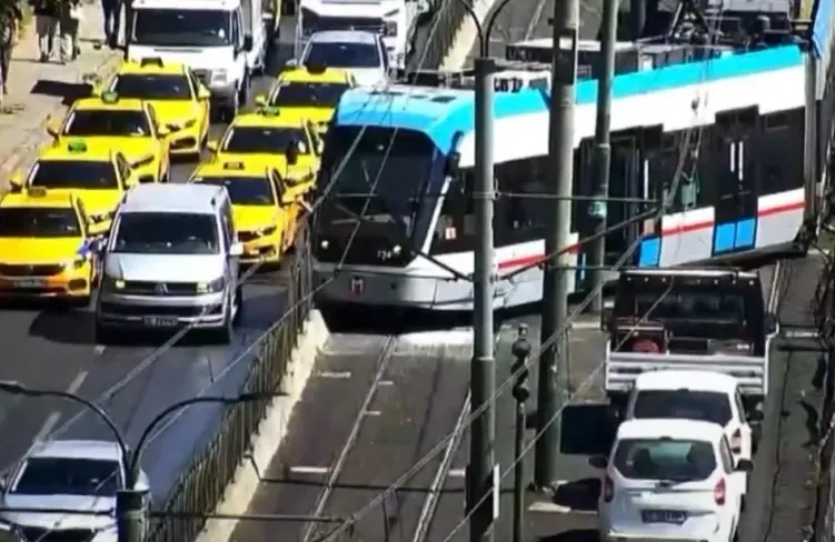 T1 Kabataş-Bağcılar hattında tramvay raydan çıktı