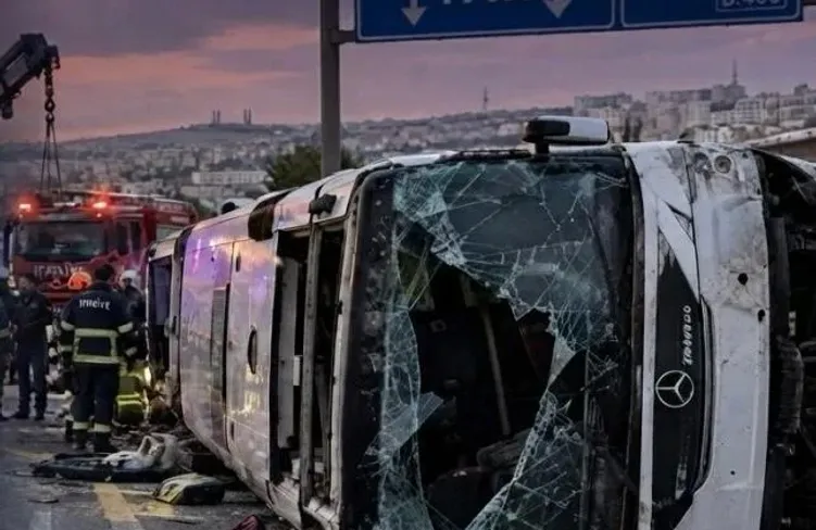 Gaziantep'te servis midibüsü ile otomobil çarpıştı: 7 ölü