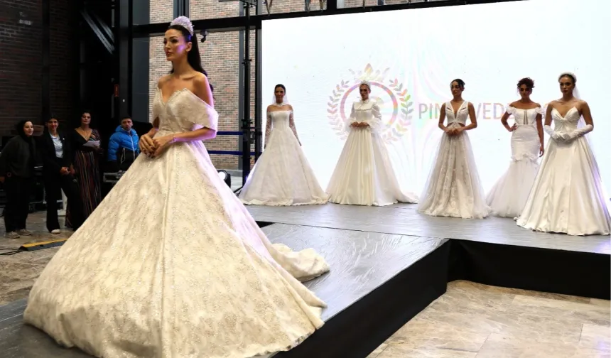 Kocaeli 3. Evlilik Fuarı'nda gelinlik ve bindallılar sahneye çıktı