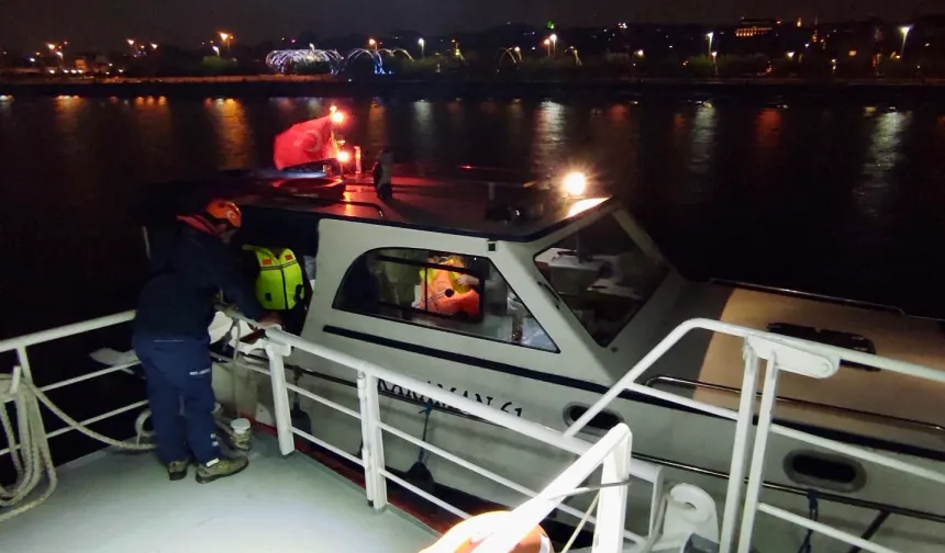 Yenikapı açıklarında 4 kişilik tekne emniyete alındı!