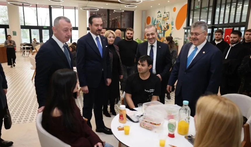 Kürşad Zorlu'dan Başkan Büyükakın'a tebrik