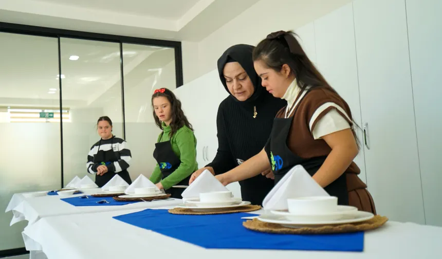 Meram'da down sendromlu bireylere sertifikalı komi eğitimi