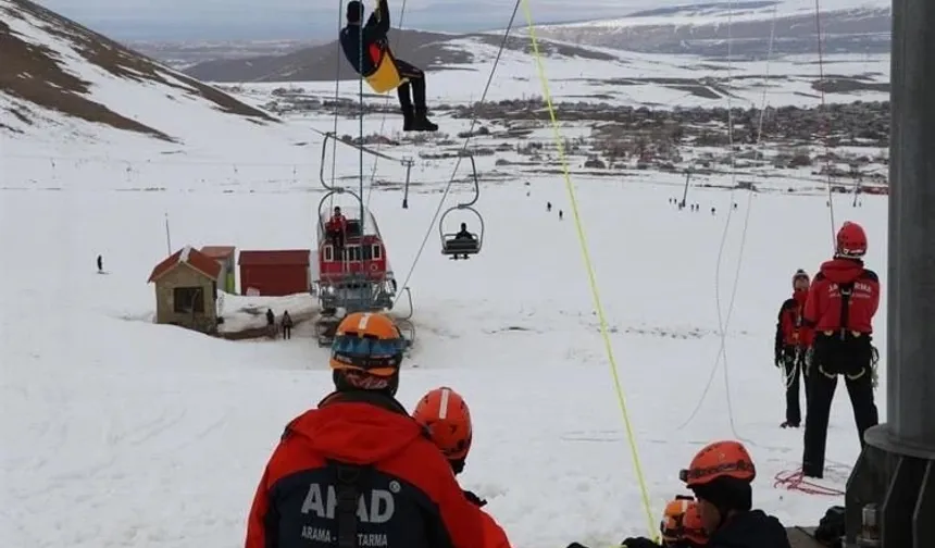 AFAD'dan Van'da çığda tatbikat nefes kesti