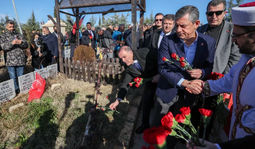 CHP Genel Başkanı Özgür Özel Adıyaman'da... Deprem şehitliğini ziyaret etti
