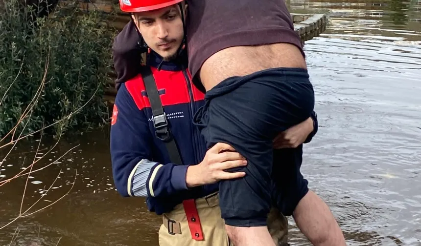 İtfaiye eri vatandaşı sırtında taşıdı