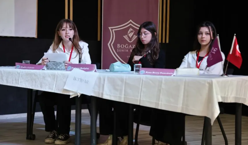 Kütahya'da liseler arası rası münazara finalinde gençler sahnedeydi