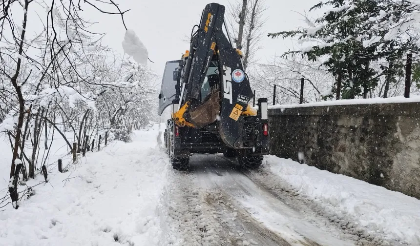 Trabzon'da Büyükşehir ekipleri kar yağışına karşı sahada