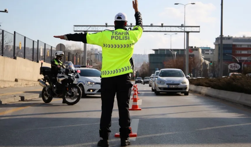 Trafikte yeni dönem başladı! Cezalar katlandı, ehliyete el koyma ve iptal şartları ağırlaştı