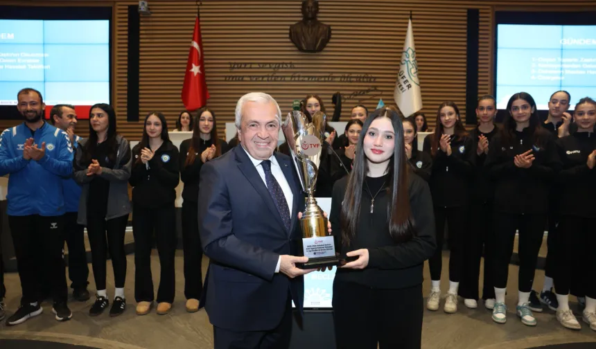 Bursa Nilüfer'in genç sporcuları başarılarını mecliste paylaştı