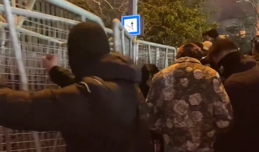 Saraçhane'de polis bariyerlerine saldıran maskeli 35 şüpheli gözaltında