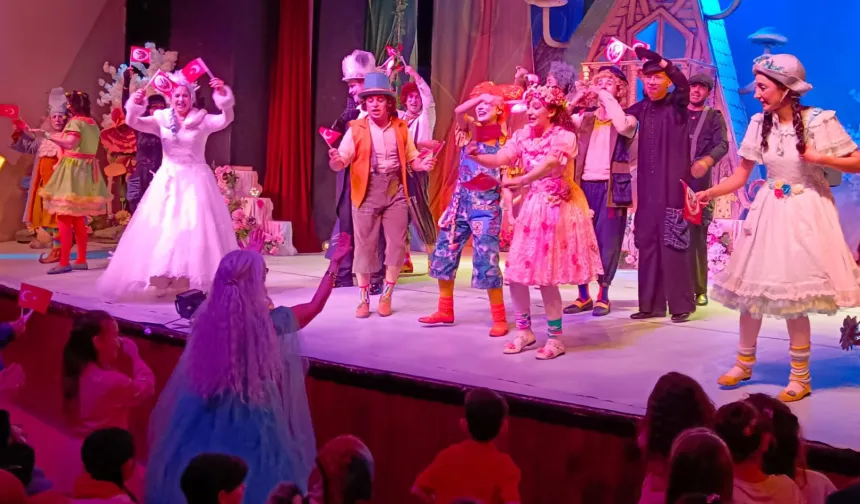 Bursa Devlet Tiyatrosu 23 Nisan'ı 'Bencil Dev' ile kutladı  