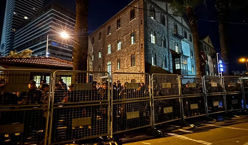 İzmir Meslek Fabrikası'na polis kuşatmasında tahliye girişimi! Başkan Tugay: Bu mülk İzmir halkınındır