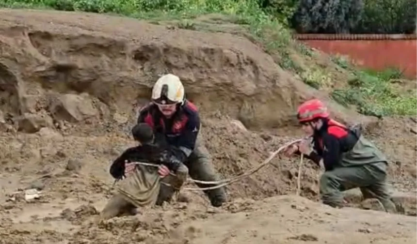 İzmir Torbalı'da çamura saplanan iki çocuğu itfaiye kurtardı