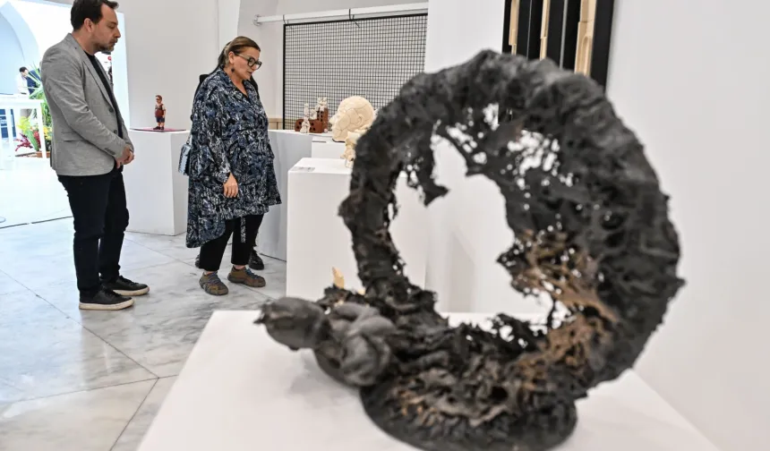 İzmir'de seramikle görünür kılınan sessiz çığlıklar