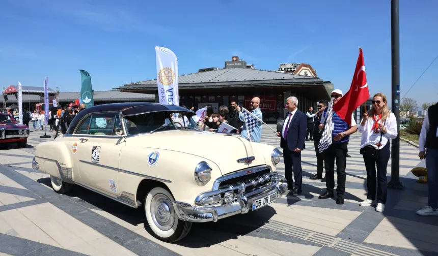 Klasik Otomobil Turu Bursa'yı renklendirdi... 'Klasik'ler geleceğe umut oldu