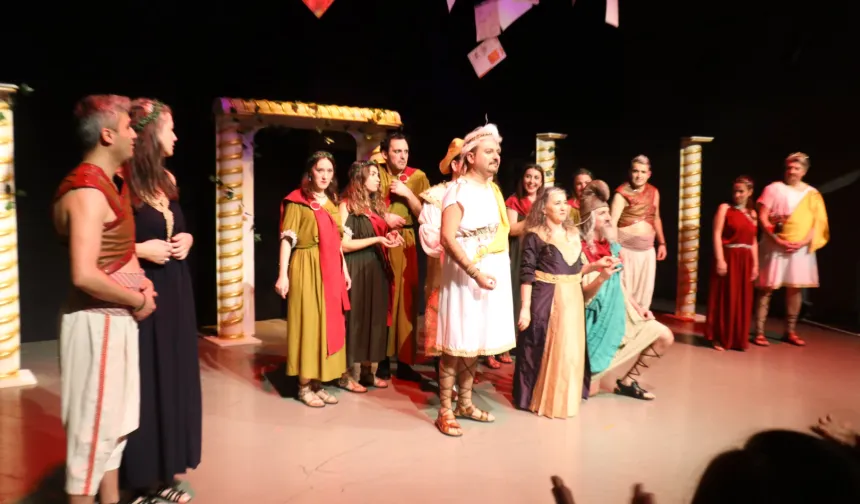 Tofaş Tiyatro Kulübü'nden büyük ustaya saygı sahnesi