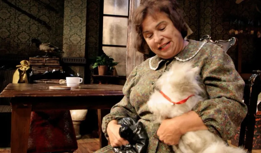 Türk tiyatrosunun usta ismi Feyha Çelenk vefat etti