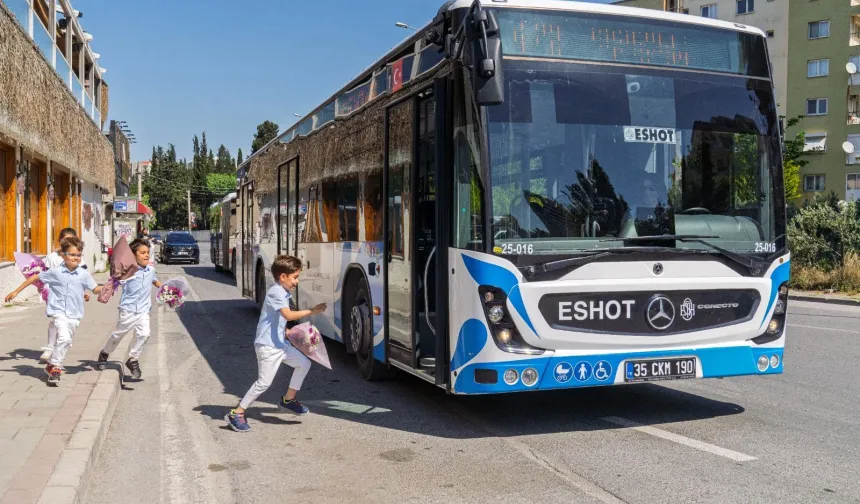Direksiyon başında bir anne, durakta bekleyen dört kalp!