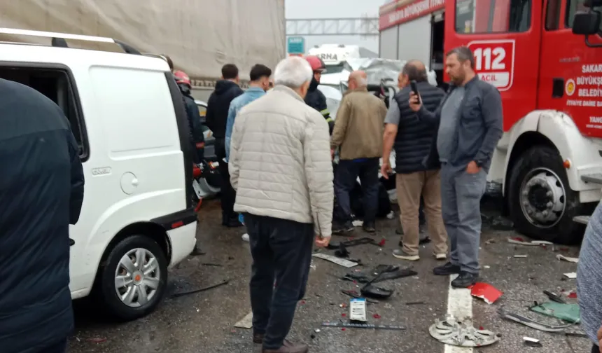 Sakarya'da itfaiye aracı, tır ve 3 araca çarptı!
