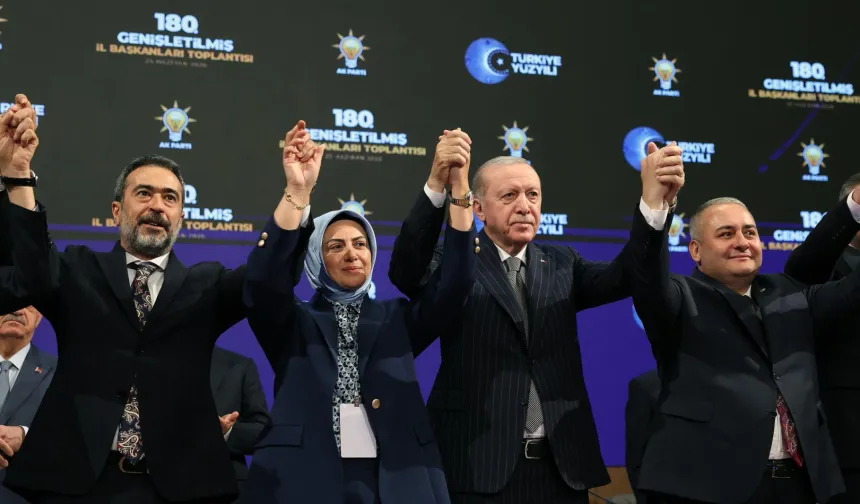 AK Parti'ye 3 Yeni Belediye Başkanı Katıldı: Rozetleri Cumhurbaşkanı Erdoğan Taktı