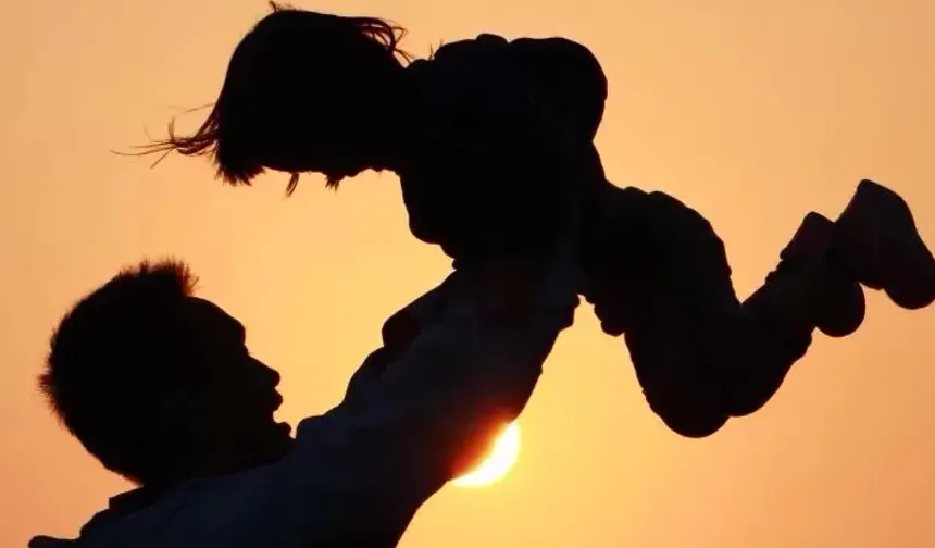 Uzmanlar, babalığın sadece ekonomik sorumluluk olmadığını vurguluyor. Çocukla duygusal bağ kurmanın, sağlıklı bir gelecek ve bireysel olgunlaşma için önemi anlatılıyor.