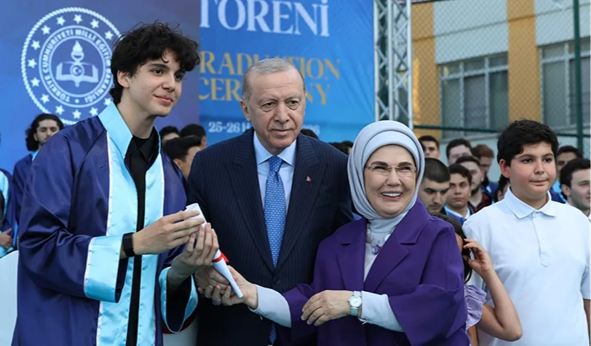 Erdoğan torununa diplomayı verdi