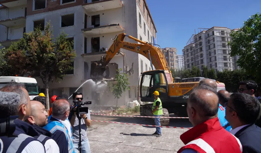 İstanbul Beylikdüzü'nde riskli site yıkıldı! İBB'den 'dönüşüm' mesajı