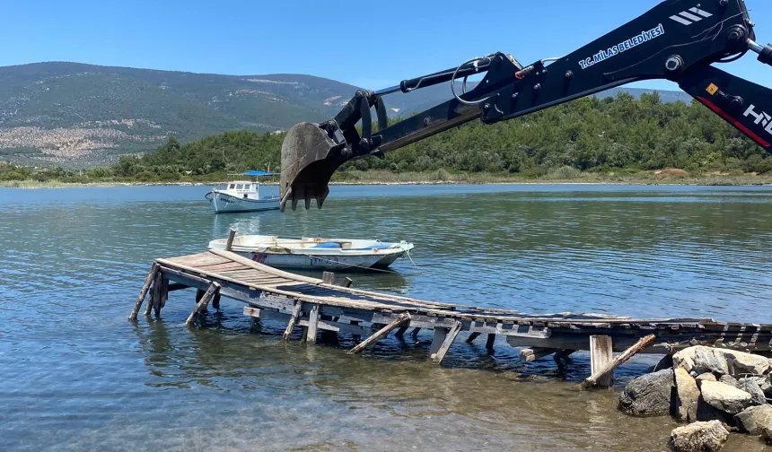 Muğla Milas'ta kaçak iskeleler yıkılıyor