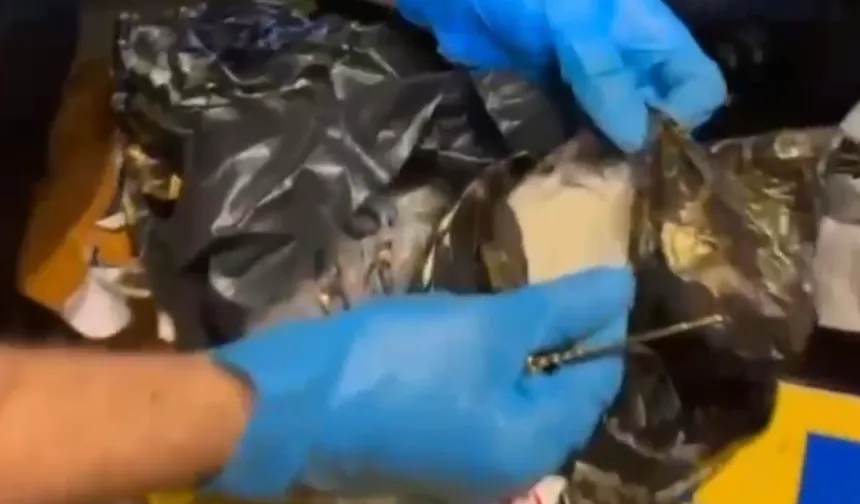 Ticari taksiye narkotik operasyonu: Motor bölümüne gizlenmiş 710 gram metamfetamin ele geçirildi
