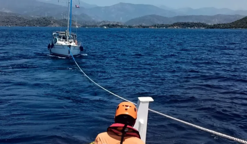 Dalaman açıklarında sürüklenen tekne kurtarıldı
