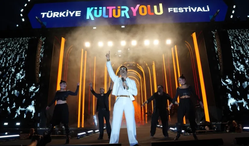 Gökhan Türkmen Bursa Kültür Yolu Festivali'nde Unutulmaz Bir Konsere İmza Attı