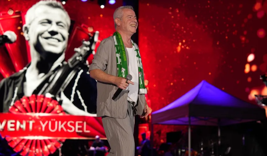 Levent Yüksel Bursa Kültür Yolu Festivali'nde unutulmaz bir konser verdi