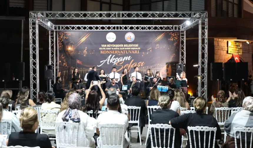 Edremit'te Van rüzgarı: Akşam Sefası'ndan muhteşem konser