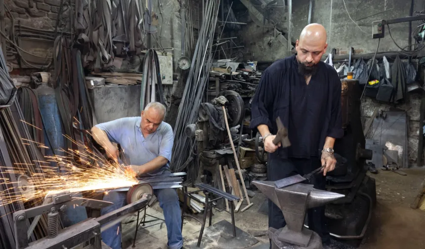 İzmir Kemeraltı'nın son ustaları direniyor... Çekiç sesleriyle yaşayan miras