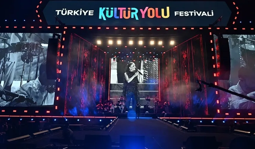 Merve Özbey Nevşehir'i salladı