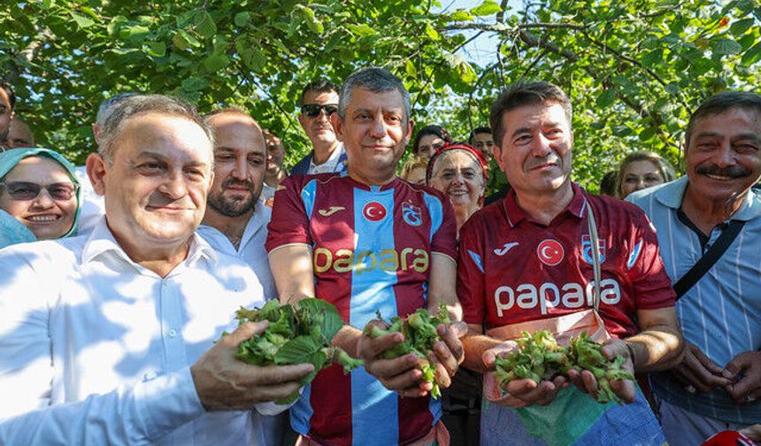 Özgür Özel, Trabzon’da fındık bahçesinde çalışan vatandaşları ziyaret etti