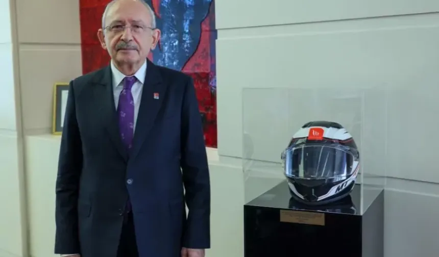 Kılıçdaroğlu, motokurye Murat Can Pekeroğlu'nun kaskını makam odasına koydu