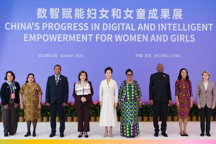Peng Liyuan'dan kadınlar ve kız çocukları için teknoloji çağrısı
