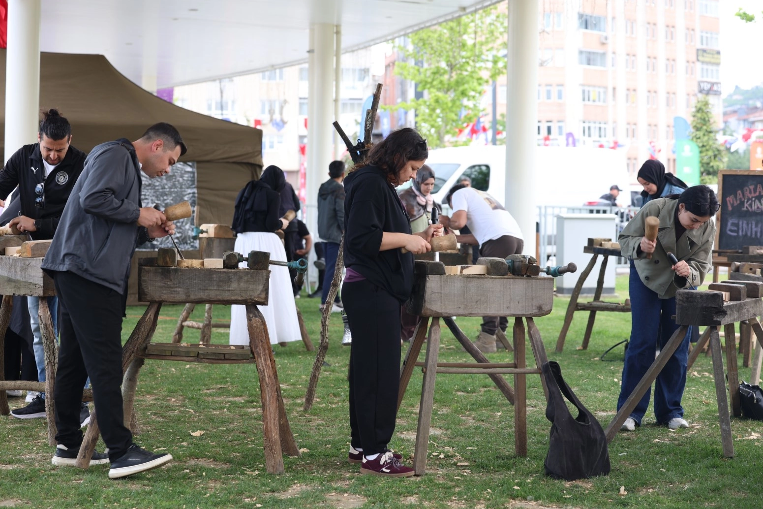 EnFest'te genç eller ahşap ve deri atölyelerinde üretti